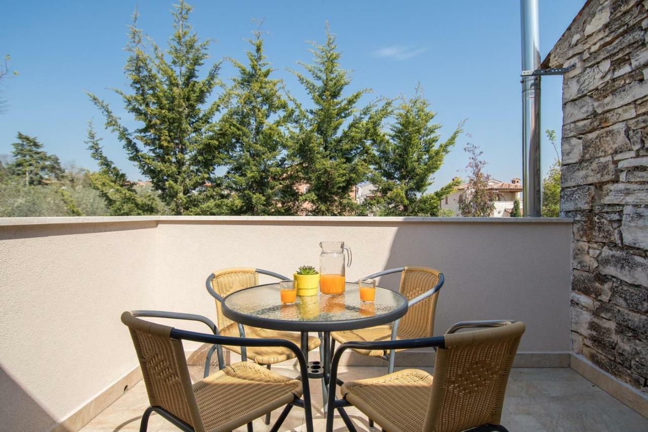 Apartment Bruneta 1 With Sea View Tar-Vabriga Extérieur photo