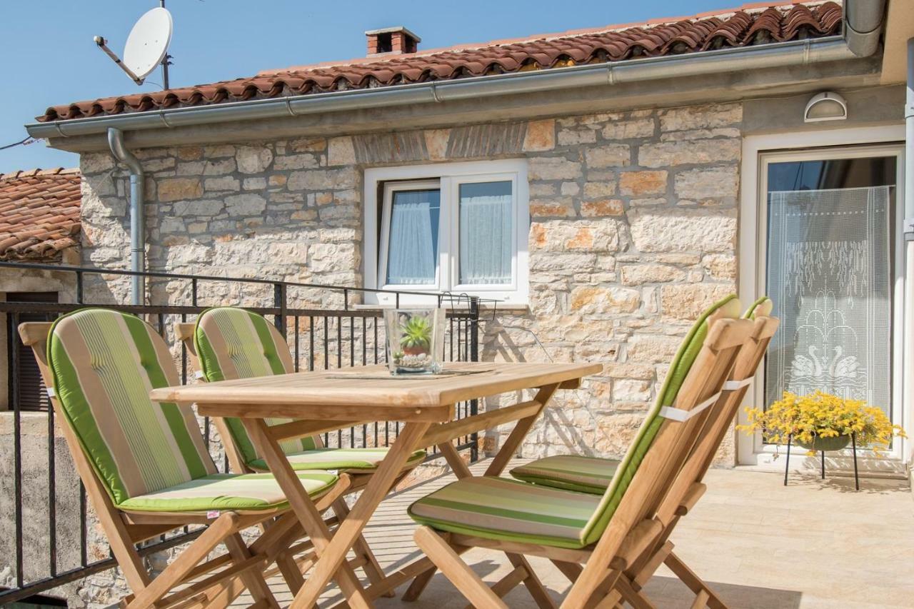 Apartment Bruneta 1 With Sea View Tar-Vabriga Extérieur photo